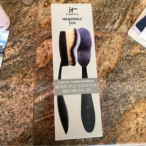BRAND NEW SEALED It cosmetics heavenly luxe flawless foundation body brush no 28